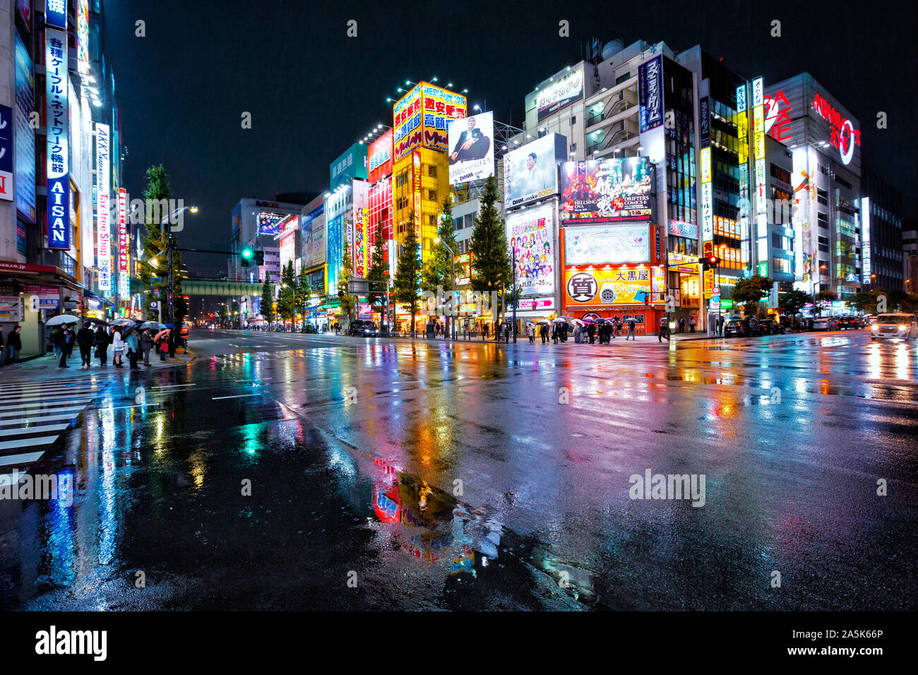 Néons et les panneaux publicitaires sur les immeubles à Akihabara à rainy night, Tokyo, Japon Banque D'Images