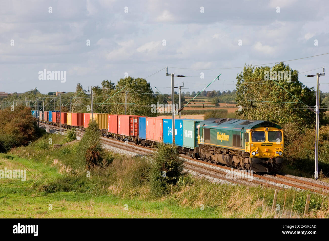 Classe 66 FREIGHTLINER Numéro de la locomotive diesel 66572 avec le 4L90 à Hams Hall Felixstowe Freightliner près de Long Buckby le 19 septembre 2006. Banque D'Images