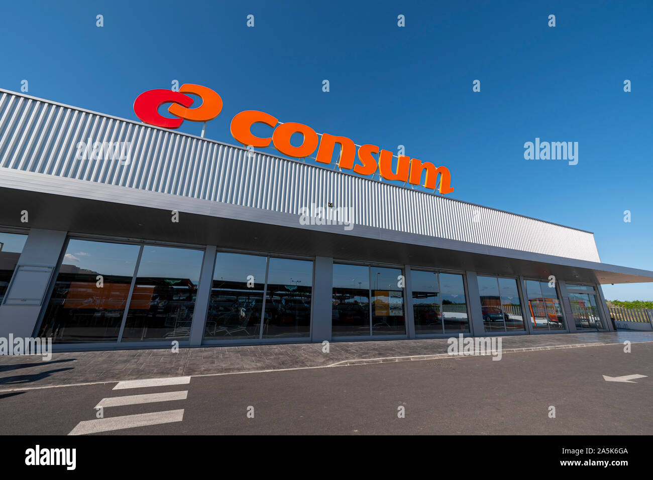 Supermarch Consum Ciudad Quesada. Chane de magasins de souvenirs, d'espagnol en Espagne. Populaire auprs des expatris britanniques et des touristes avec la gamme produits Photo Stock - Alamy Supermarch Consum Ciudad Quesada. Chane de magasins de souvenirs, d'espagnol en Espagne. Populaire auprs des expatris britanniques et des touristes avec la gamme produits Photo Stock - Alamy