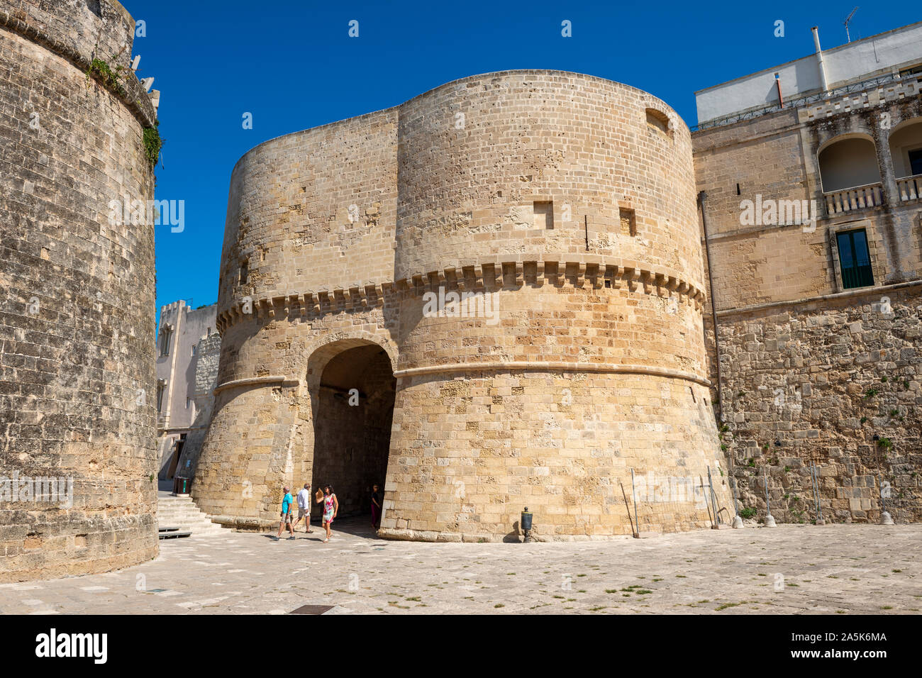 Entrée de la vieille ville à Alfonsina Gate dans Otranto, Pouilles (Puglia) dans le sud de l'Italie Banque D'Images