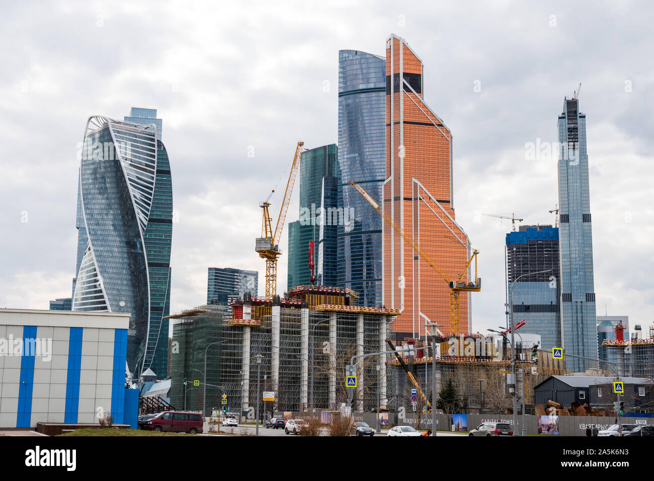 Gratte-ciel moderne sur la rive de la rivière Moskva, dans le centre-ville de Moscou, Russie. Banque D'Images