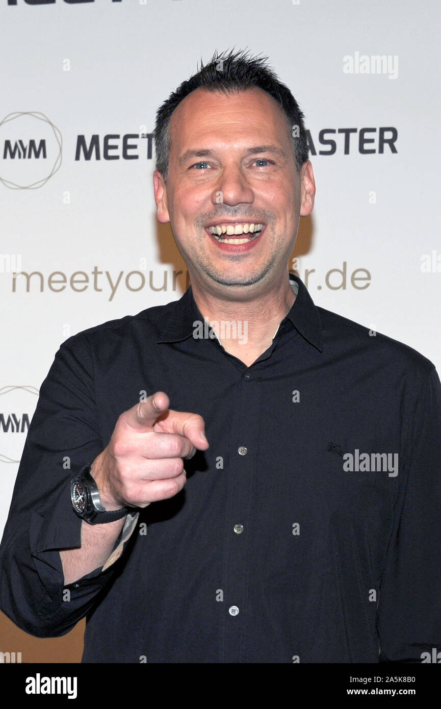 Munich, Allemagne. 21 Oct, 2019. L'écrivain Sebastian Fitzek rit à la séance de photos pour la présentation de "rencontre avec votre maître', la première plate-forme ludo-éducatif. La plate-forme veut amener le Life Coaching vidéos sur le marché. Credit : Ursula Düren/dpa/Alamy Live News Banque D'Images