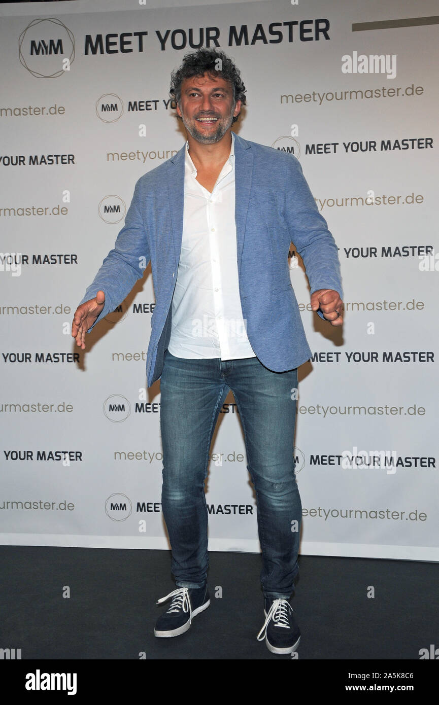 Munich, Allemagne. 21 Oct, 2019. La cantatrice Jonas Kaufmann se rit de la séance de photo de "rencontre avec votre maître', la première plate-forme ludo-éducatif. La plate-forme veut amener le Life Coaching vidéos sur le marché. Credit : Ursula Düren/dpa/Alamy Live News Banque D'Images