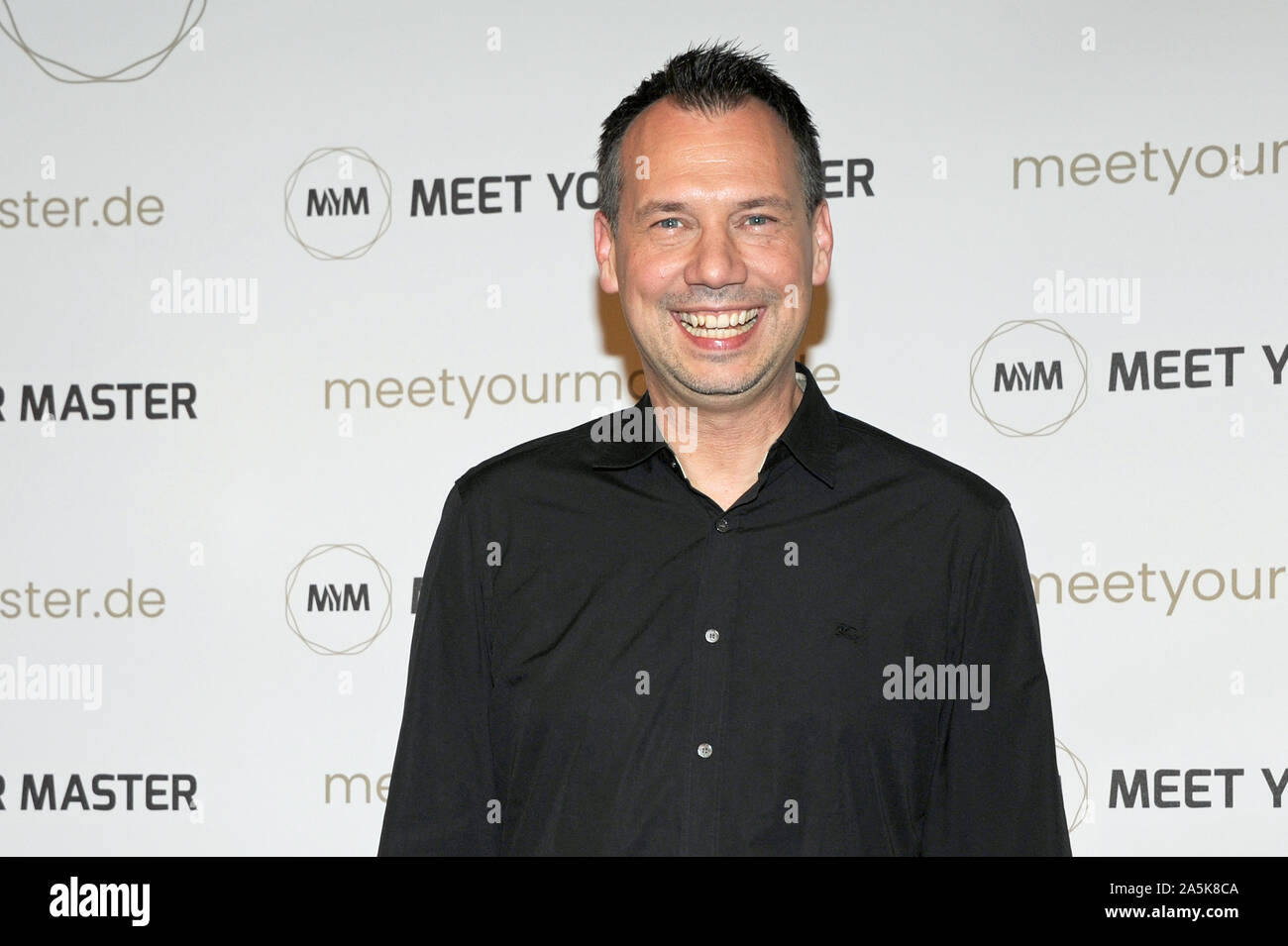 Munich, Allemagne. 21 Oct, 2019. L'écrivain Sebastian Fitzek rit à la séance de photos pour la présentation de "rencontre avec votre maître', la première plate-forme ludo-éducatif. La plate-forme veut amener le Life Coaching vidéos sur le marché. Credit : Ursula Düren/dpa/Alamy Live News Banque D'Images