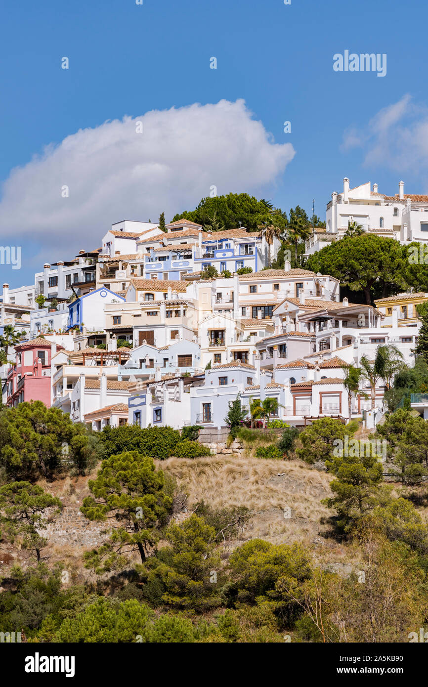 La Heredia, une urbanisation résidentielle de luxe dans le style andalou dans les montagnes près de Marbella et San Pedro, Andalousie, espagne. Banque D'Images