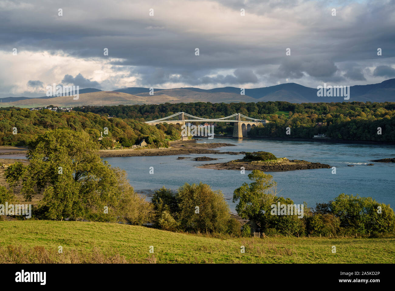 Susupension Menai pont sur le détroit de Menai. L'un des deux ponts reliant l'île d'Anglesey au continent de pays de Galles. Banque D'Images