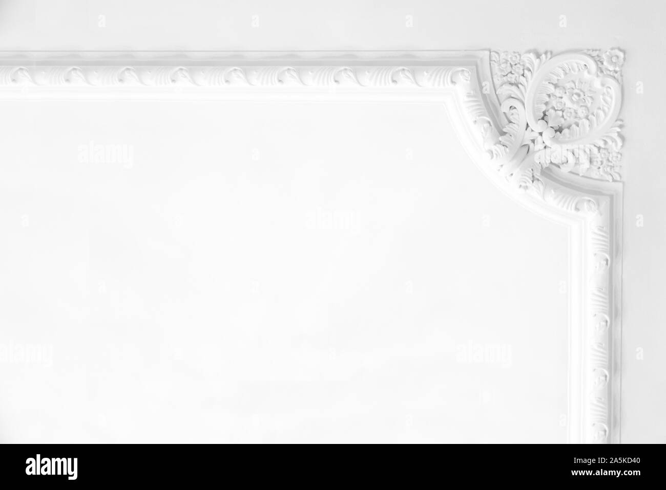 Classique et élégant plafond orné de moulures en plâtre décoratif de la création d'un cadre. Fond blanc et copie vide de l'espace pour l'éditeur de texte. Banque D'Images
