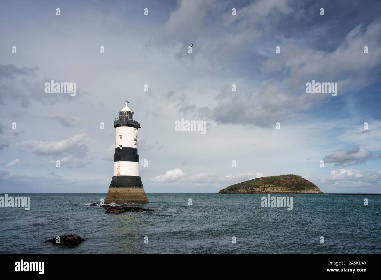 Phare Du * 1963 : ouverture intégrale et près de l'île de macareux Penmon sur l'Anglesey dans le Nord du Pays de Galles Banque D'Images