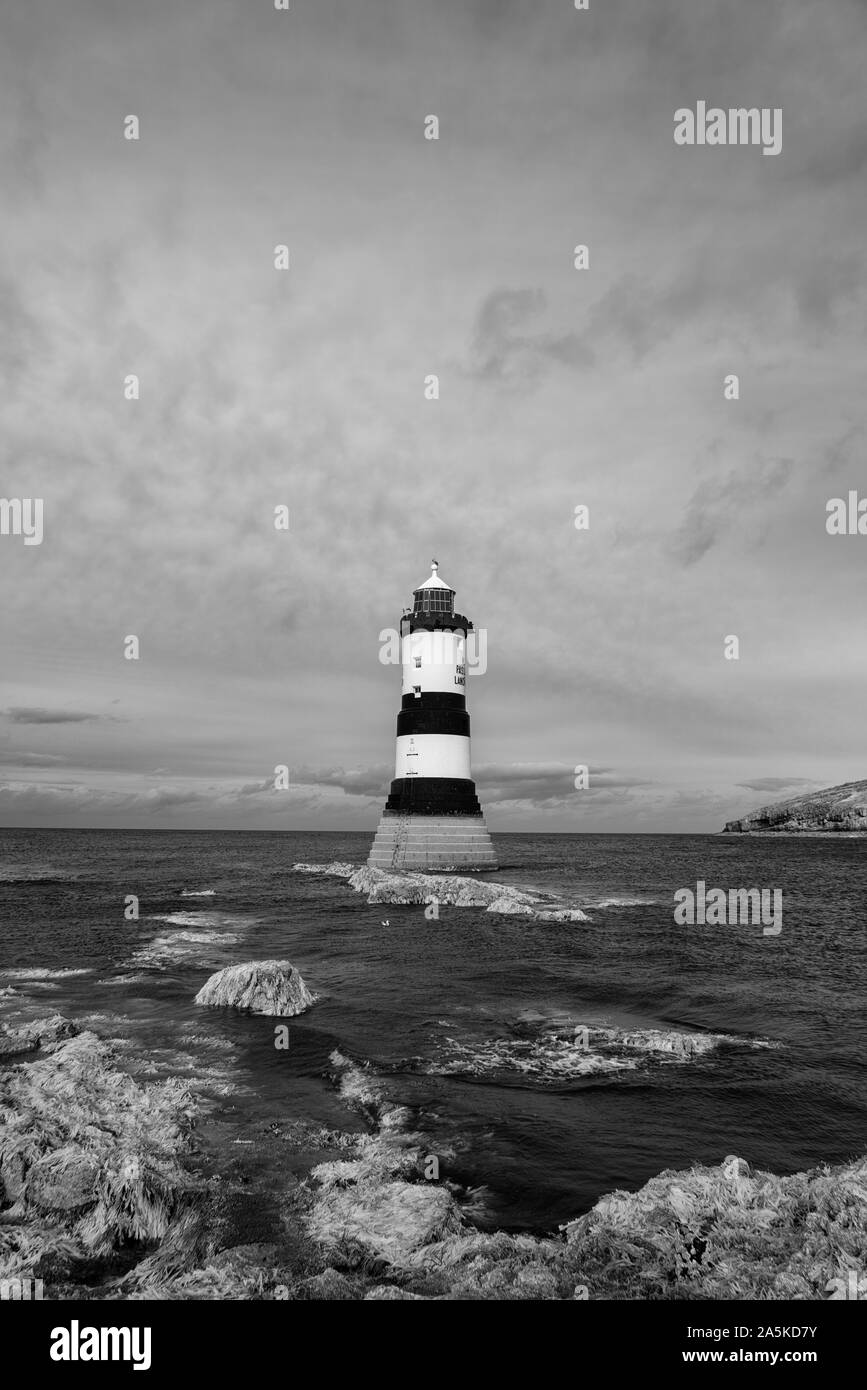 Près de phare * 1963 : ouverture intégrale du Penmon sur Anglesey dans le Nord du Pays de Galles en noir et blanc Banque D'Images