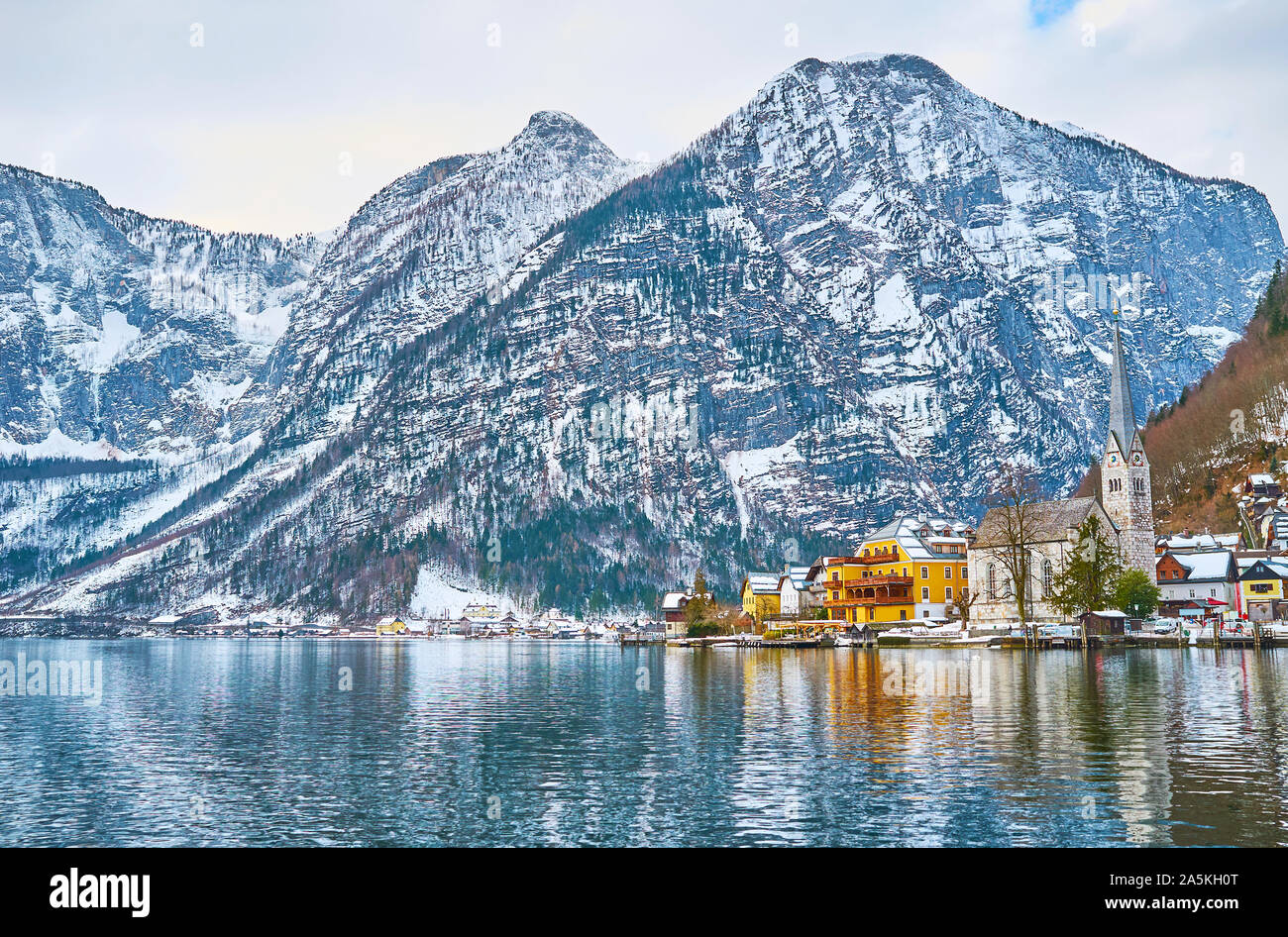 Observer le vieux Hallstatt avec ses édifices pittoresques, historicl église paroissiale évangélique et de garages de bateaux en bois, lac Hallstattersee Salzkammerg Banque D'Images