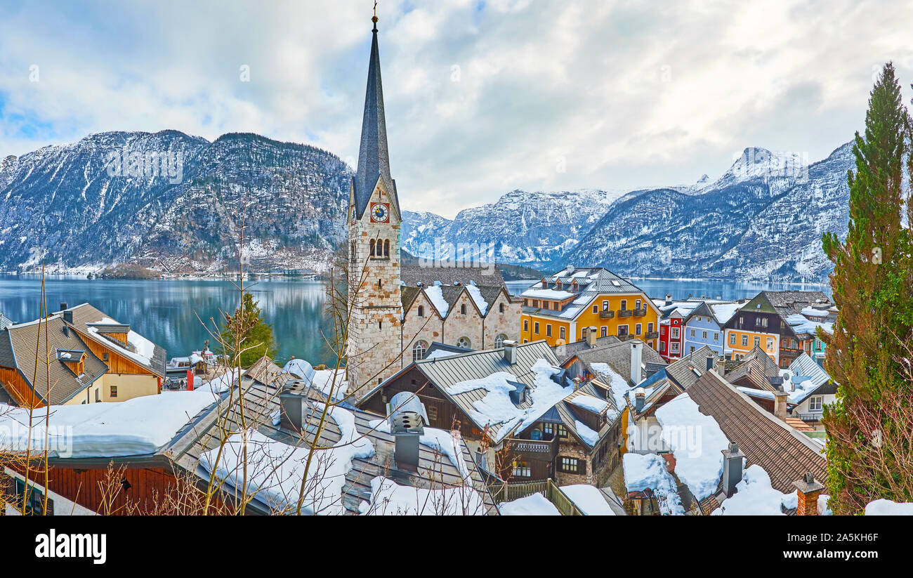 Profitez de la vue panoramique de la ville de Hallstatt Kellergasse street, situé sur la colline et surplombant les toits de la vieille ville, grand beffroi d'Evangelical Chur Banque D'Images