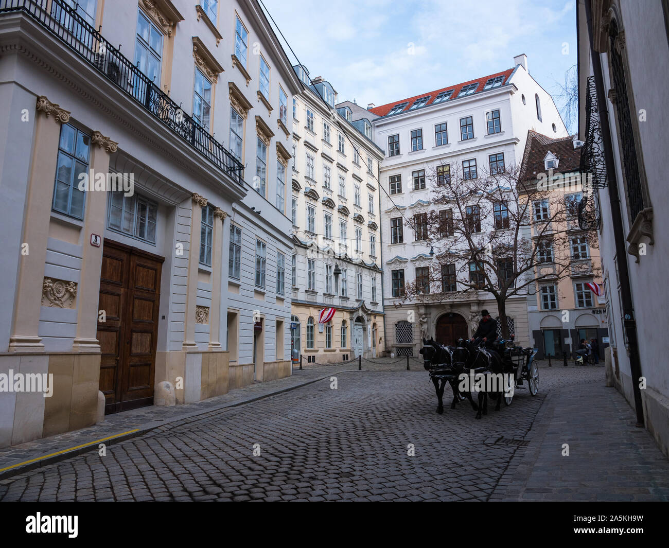 Le 8 mars 2019. Une belle rue propre dans le centre-ville de Vienne, Autriche. L'architecture de Nice. Visite touristique de Vienne en calèche. Banque D'Images Le 8 mars 2019. Une belle rue propre dans le centre-ville de Vienne, Autriche. L'architecture de Nice. Visite touristique de Vienne en calèche. Banque D'Images