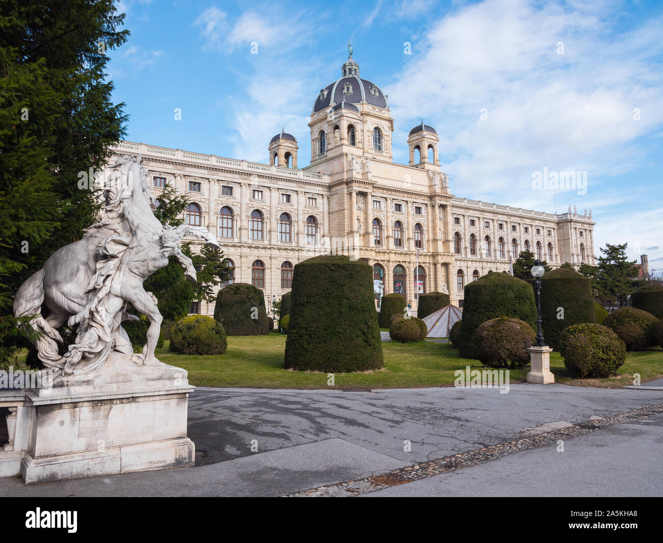 8 mars 2019, Natural History Museum, Vienne (Autriche). La lumière du jour. Beau ciel bleu. Le bâtiment est un grand musée constitué entre 1872 et 1889 Banque D'Images