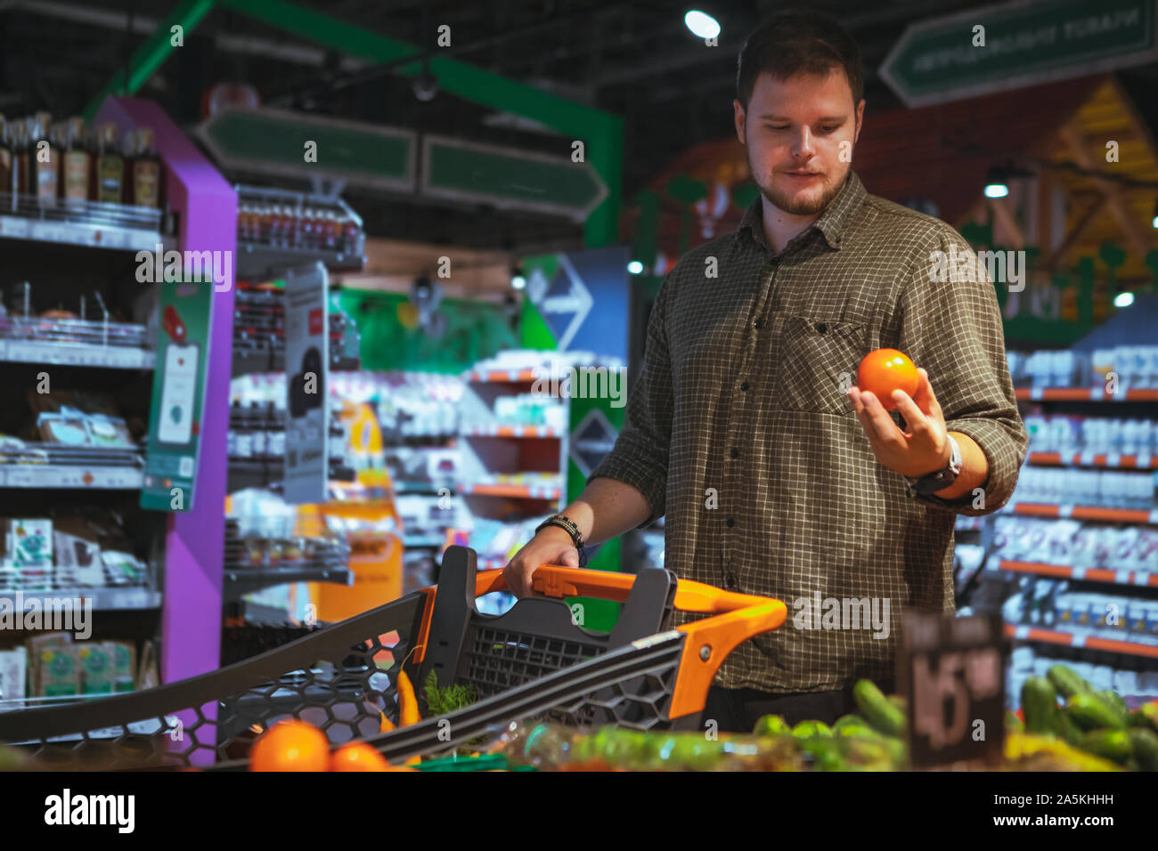 L'homme n'grocery shopping Banque D'Images