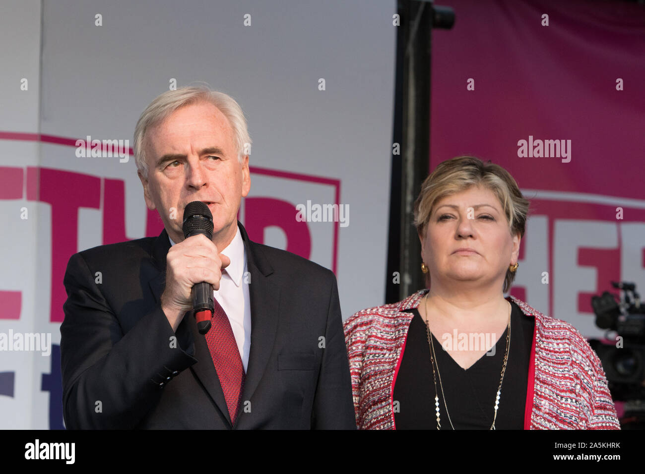 Westminster, London, UK. 19 octobre 2019. Shadow Chancellor John McDonnell MP, de son côté, Emily Thornberry MP, s'adresse à la foule à la place du Parlement. Les députés ont voté en faveur d'Oliver Letwin MP amendement à l'accord du gouvernement Brexit. Des centaines de milliers de partisans du "vote du peuple' convergent sur Westminster pour un "dernier mot" sur le premier ministre Boris Johnson dans les Brexit traiter. Banque D'Images