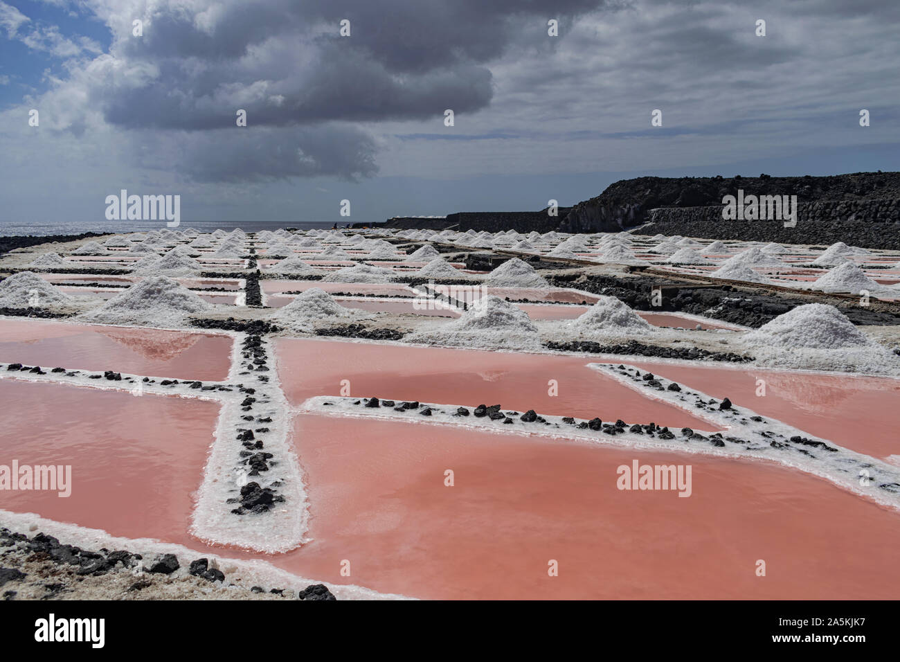 Fuencaliente salines, montagnes de sel à côté de piscines d'eau salée,prête à être cueillie à pack, La Palma, Canary Islands, Spain Banque D'Images