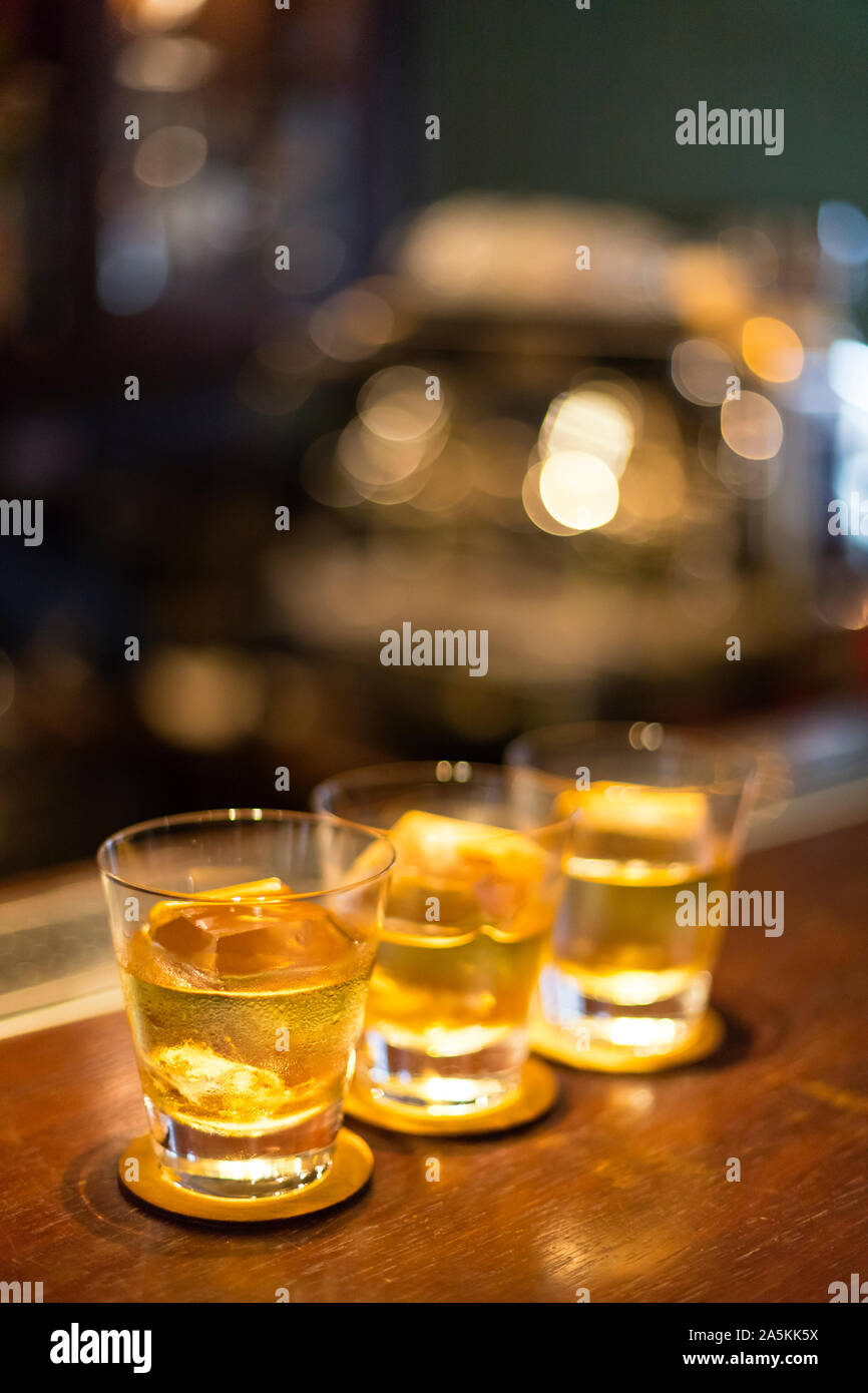 Trois verres d'affilée sur comptoir bar Banque D'Images