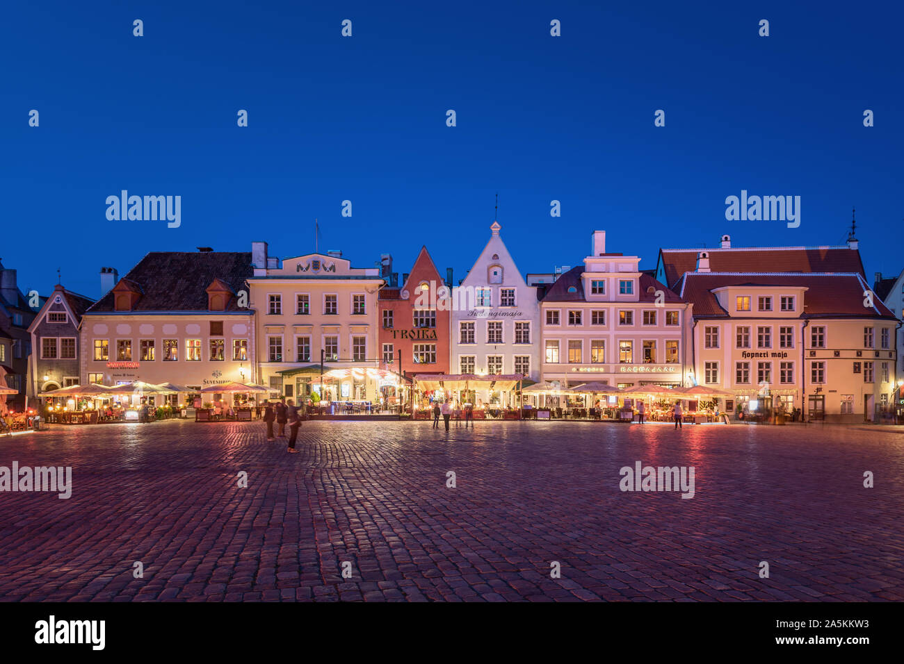 Maisons de marchands colorés à Raekoja Plats, Tallinn, Estonie Banque D'Images