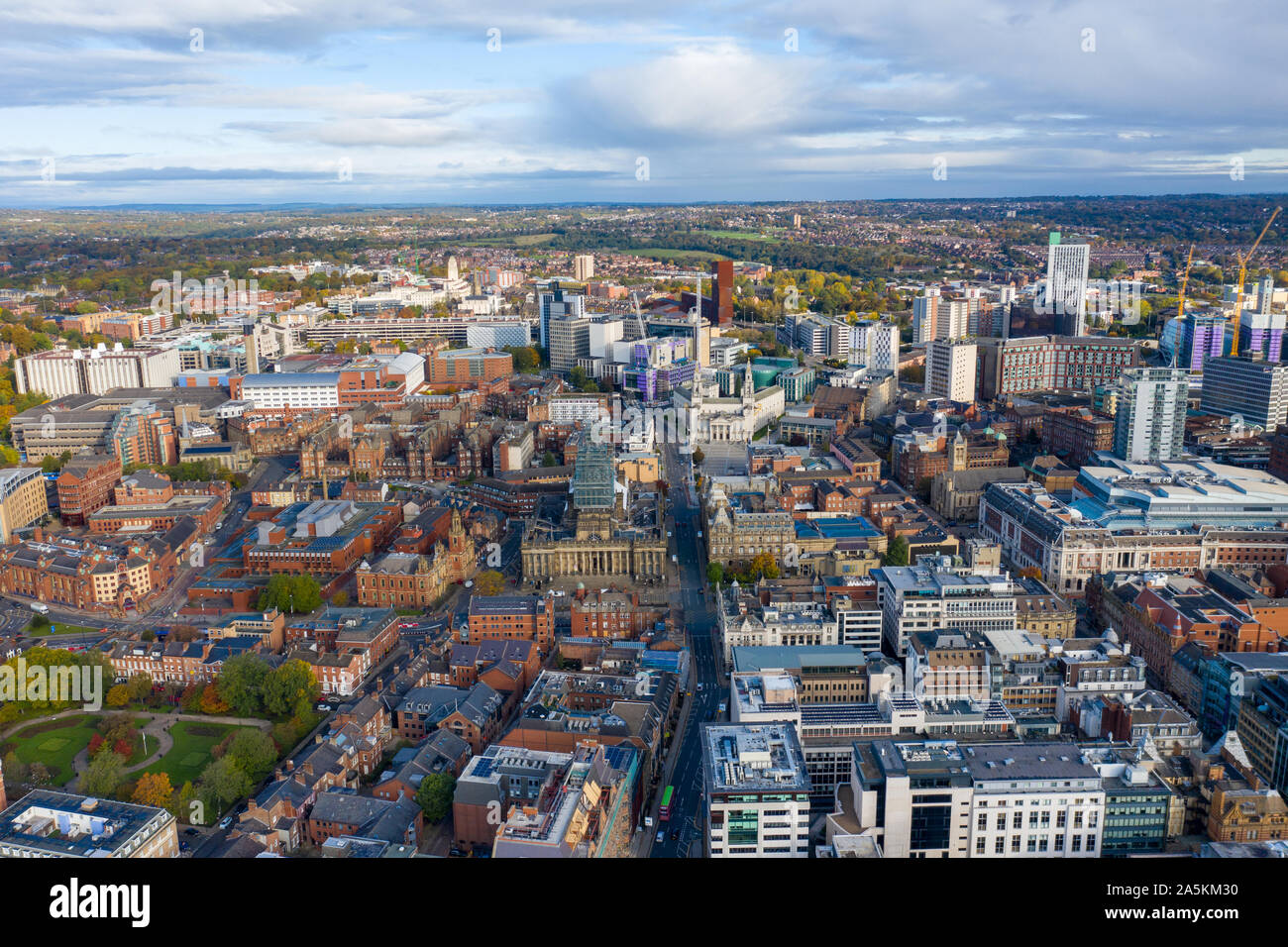 Photo aérienne du centre-ville de Leeds au Royaume-Uni montrant l'Hôtel de ville de Leeds et les travaux de construction en cours sur la tour Banque D'Images