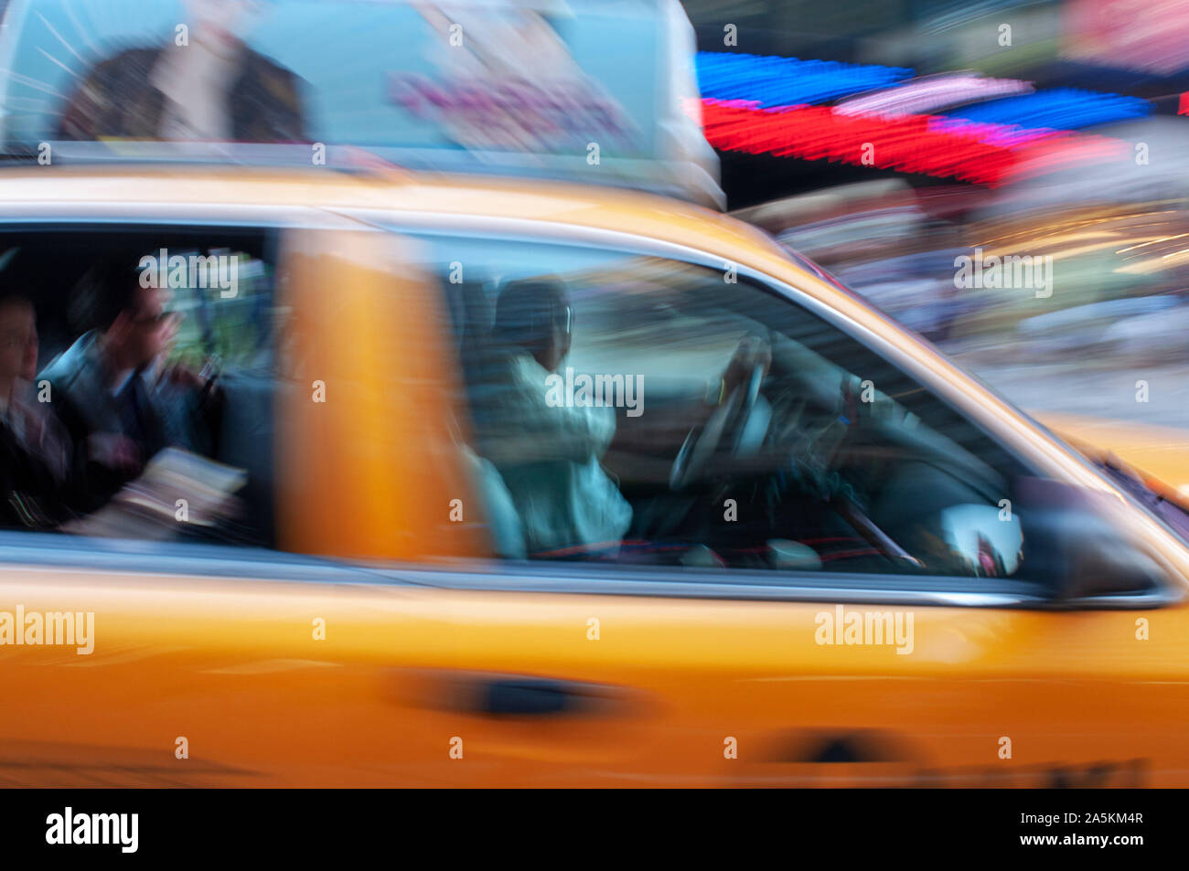 New York taxi jaune conduite rapide sur une rue de New York City, USA Banque D'Images