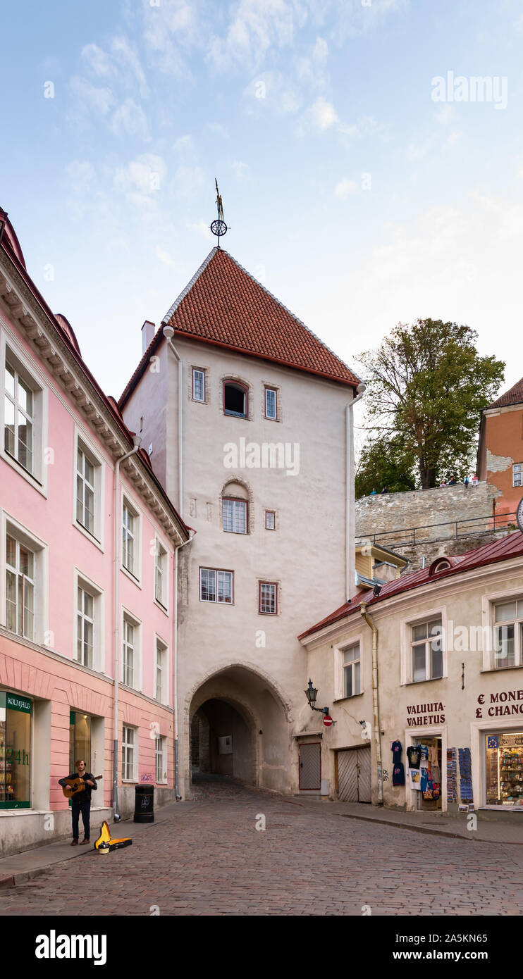 La patte longue Gate Tower, Tallinn, Estonie Banque D'Images