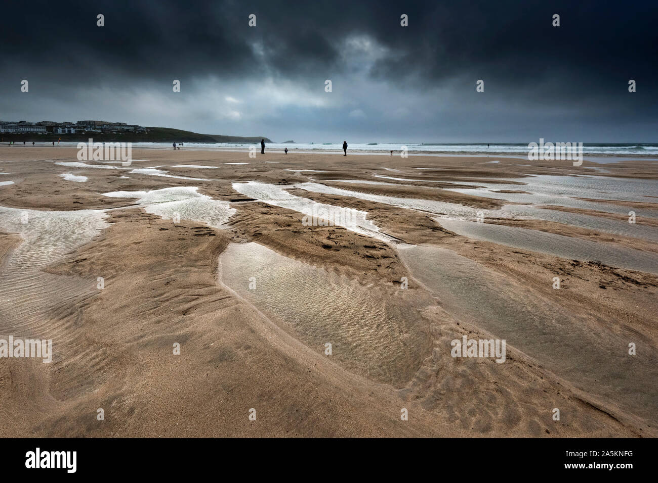 Dramatique sombre ciel nuageux sur la plage de Fistral à Newquay en Cornouailles. Banque D'Images