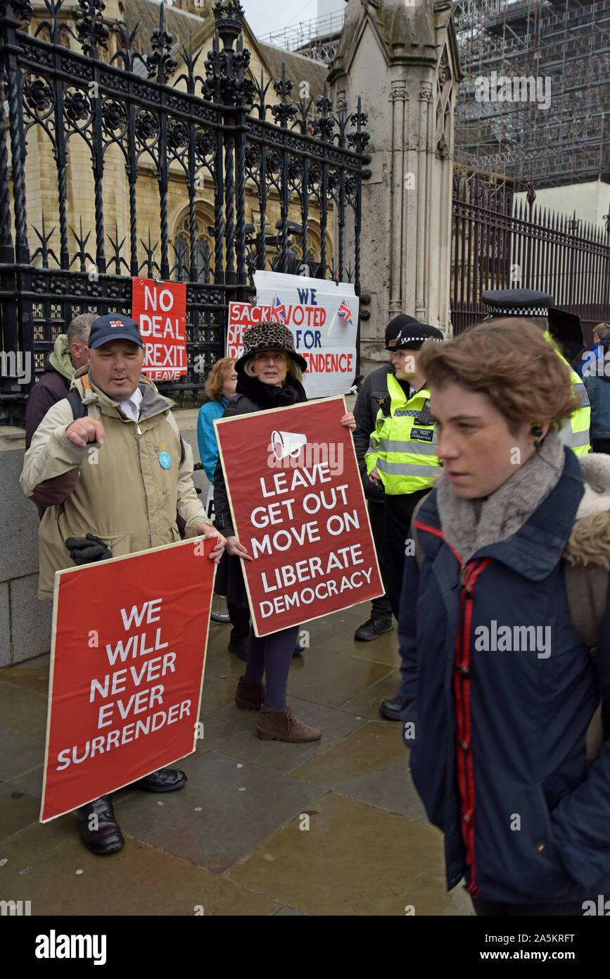 Westminster, London, UK. 21 octobre 2019. Brexit rester et laisser les militants se sont réunis et ont échangé leurs commentaires à l'extérieur chauffé le Palais de Westminster à nouveau aujourd'hui que MP's ont continué à débattre Brexit. G.P. Essex/Alamy Live News. Banque D'Images
