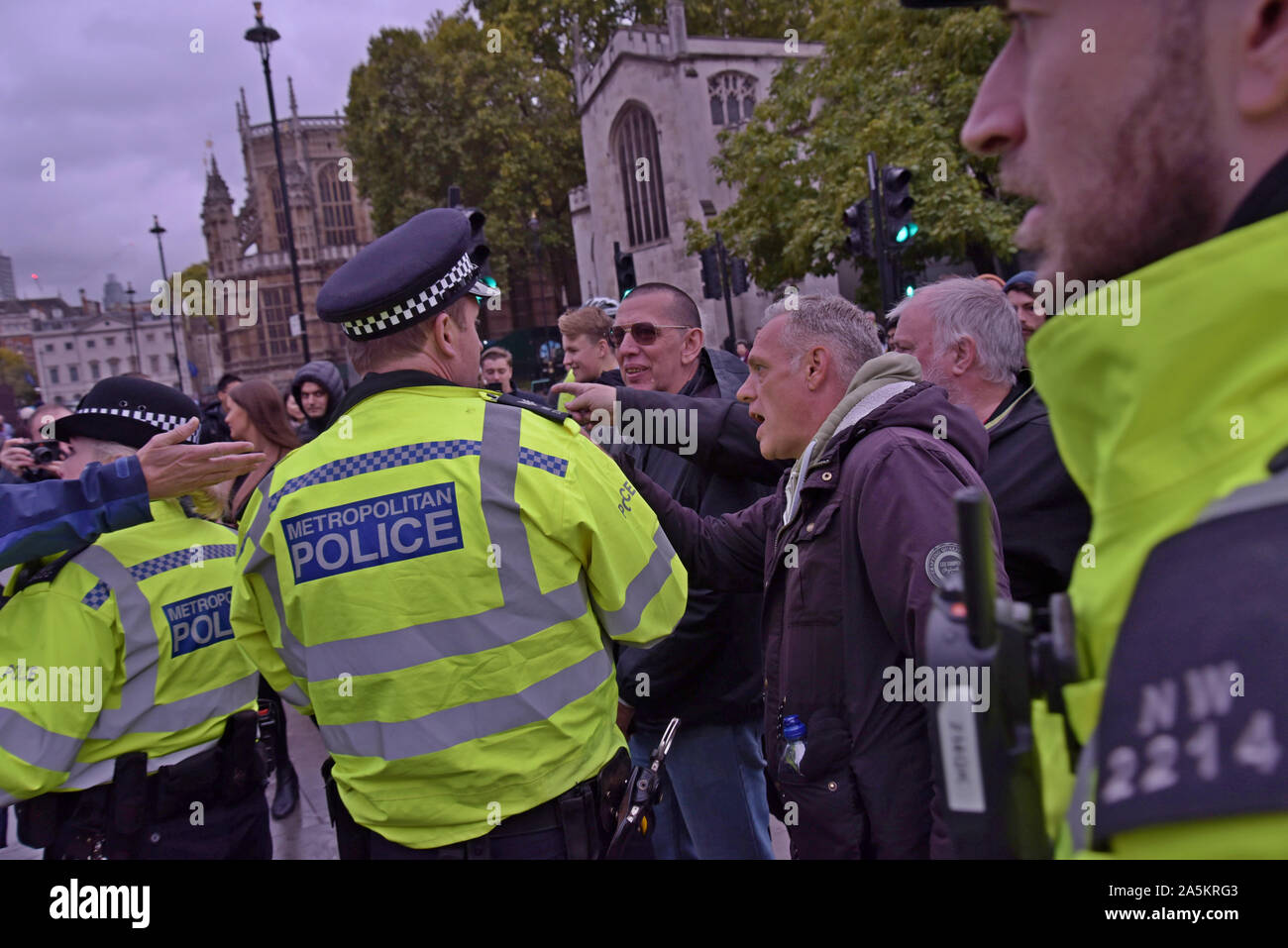 Westminster, London, UK. 21 octobre 2019. Brexit rester et laisser les militants se sont réunis et ont échangé leurs commentaires à l'extérieur chauffé le Palais de Westminster à nouveau aujourd'hui que MP's ont continué à débattre Brexit. G.P. Essex/Alamy Live News. Banque D'Images