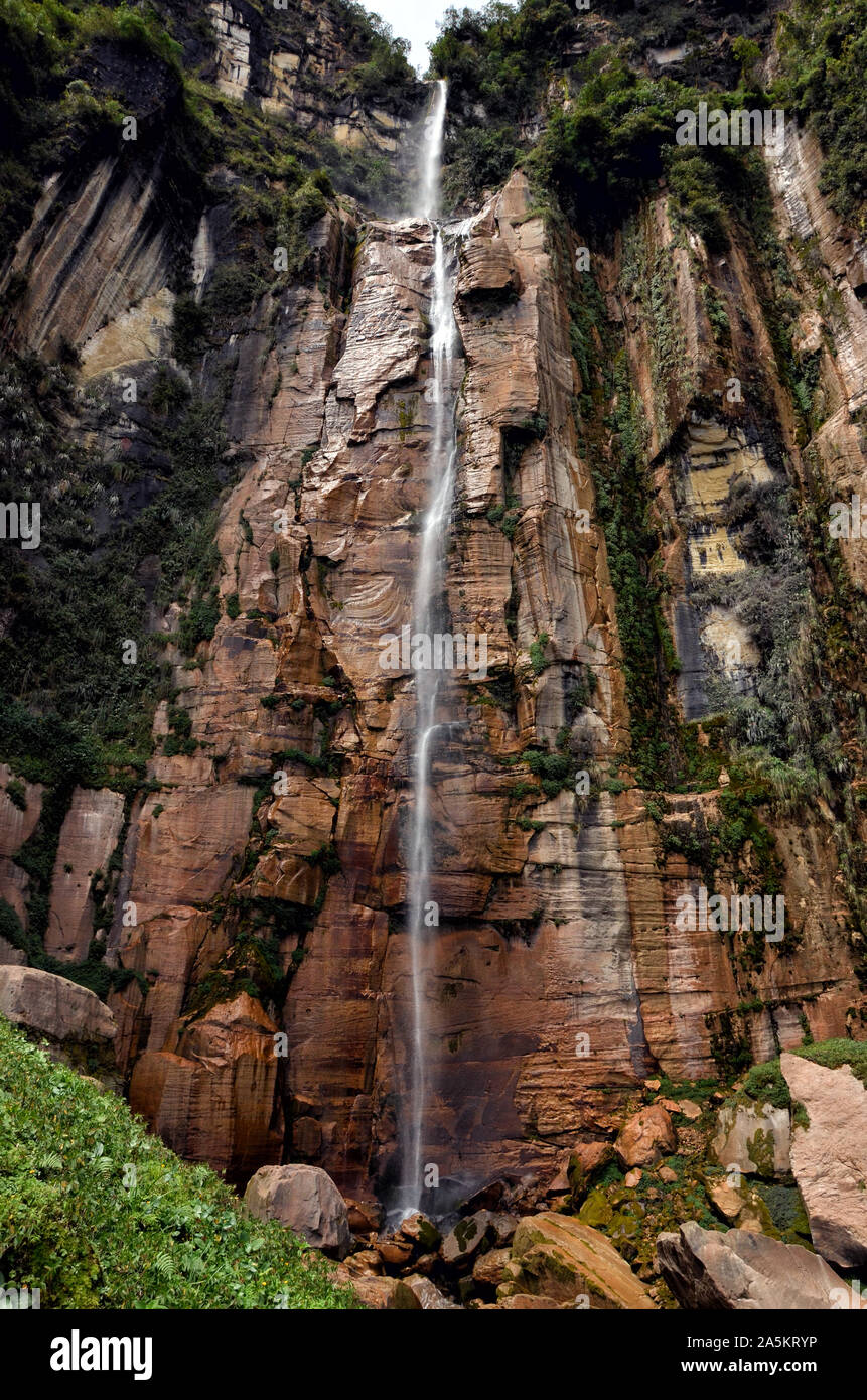 Grande cascade de Yumbilla nord du Pérou près de Chachapoyas Cuispes. Se compose de 4 sauts avec 896 m de haut. Banque D'Images