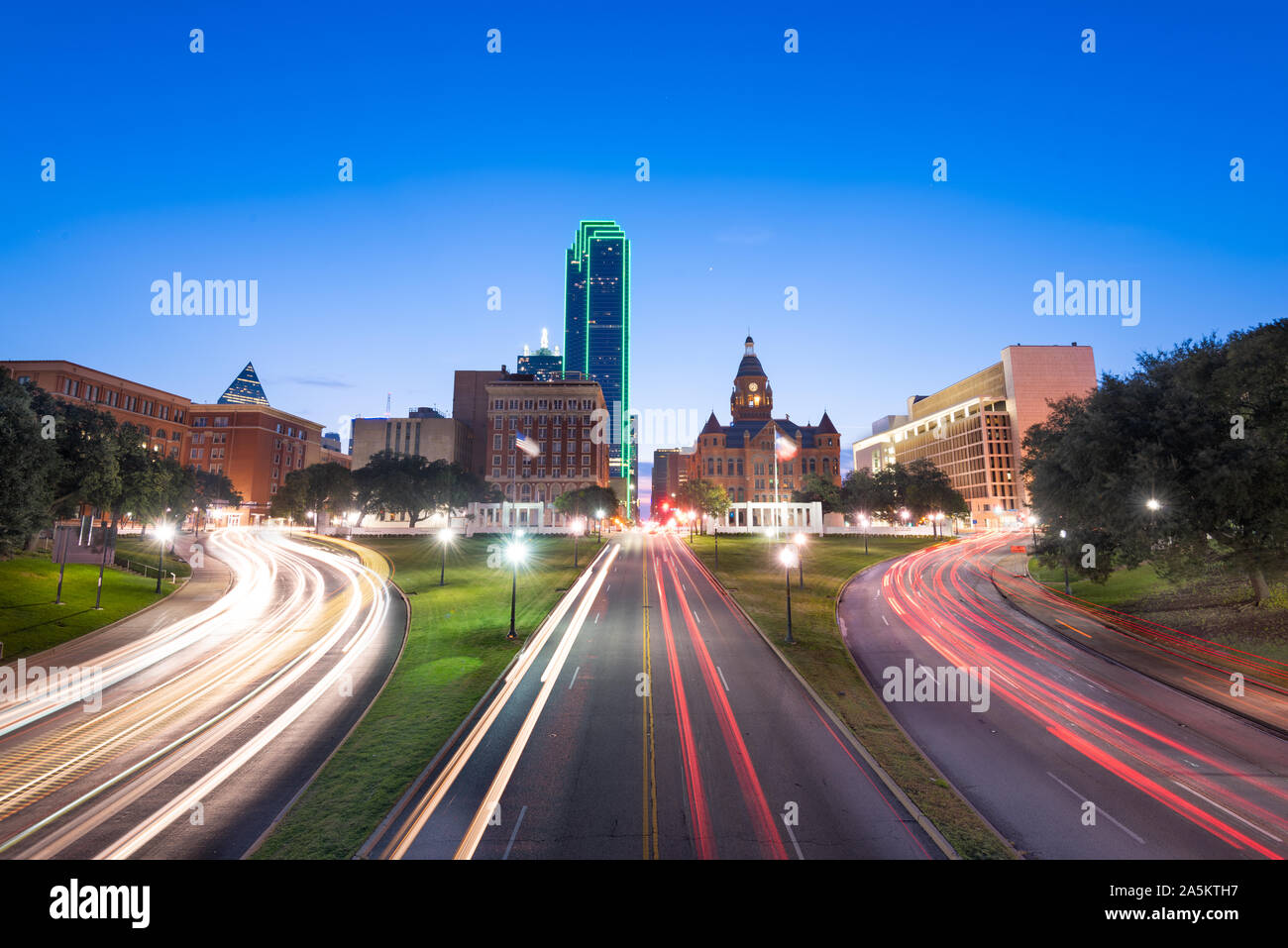 Dallas, Texas, USA skyline sur Dealey Plaza au crépuscule. Banque D'Images