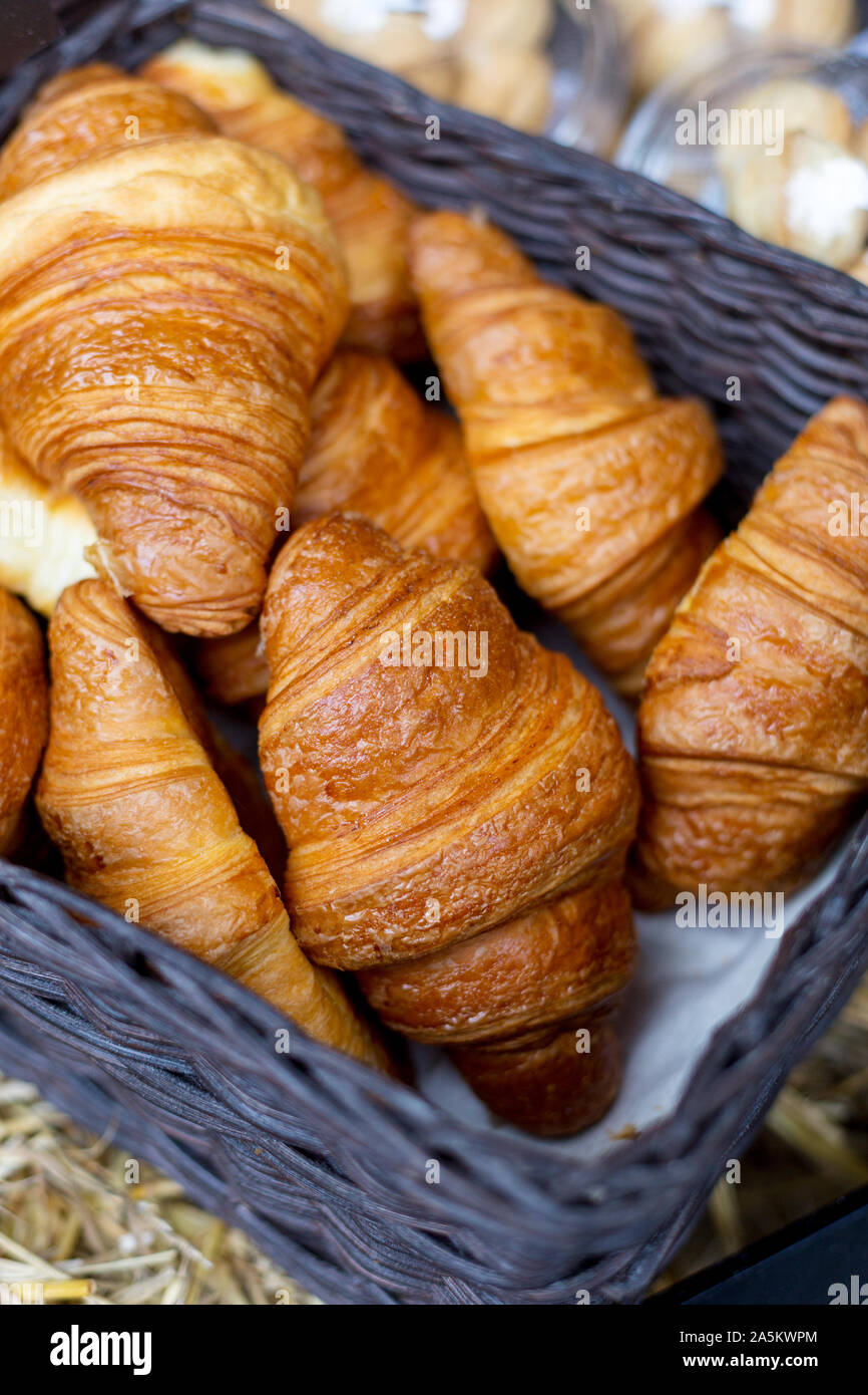 Des croissants dans un panier close-up sur le marché de l'alimentation de rue. Concept d'un petit-déjeuner traditionnel. Banque D'Images Des croissants dans un panier close-up sur le marché de l'alimentation de rue. Concept d'un petit-déjeuner traditionnel. Banque D'Images