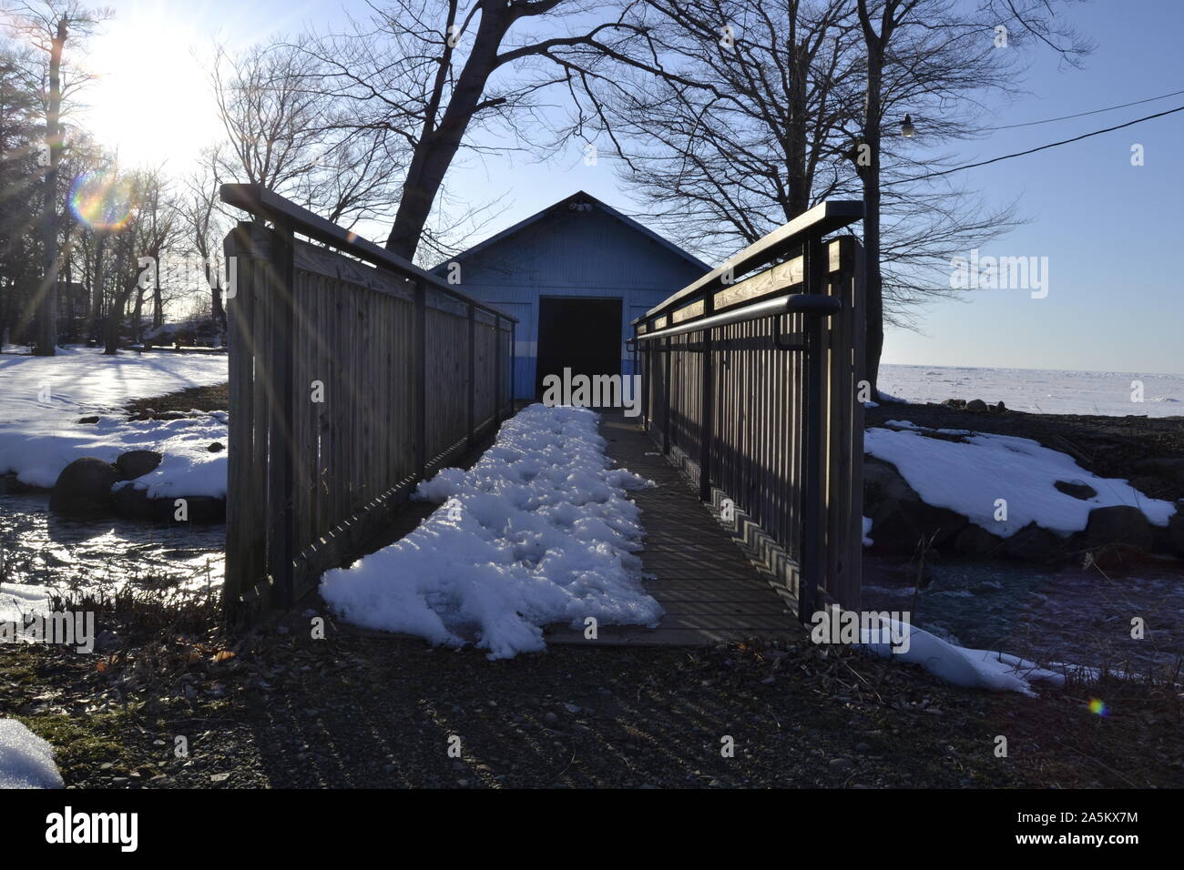 Maison du lac en hiver avec de la neige Banque D'Images