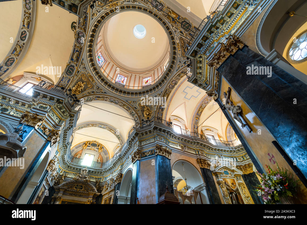 L'intérieur baroque de l'Sainte-Reparate ou la cathédrale de Nice art, chapelles et le dôme. Banque D'Images