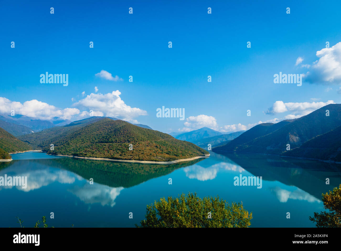 Avis de Réservoir Zhinvali, Ananuri Lake, à l'automne près de la capitale, Tbilissi en Géorgie. Banque D'Images