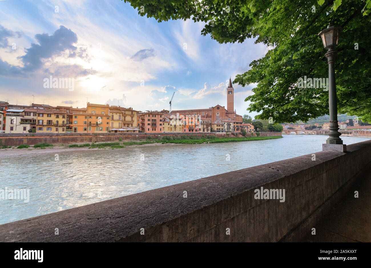 Vue panoramique sur la rivière dige dans la soirée à Vérone Banque D'Images