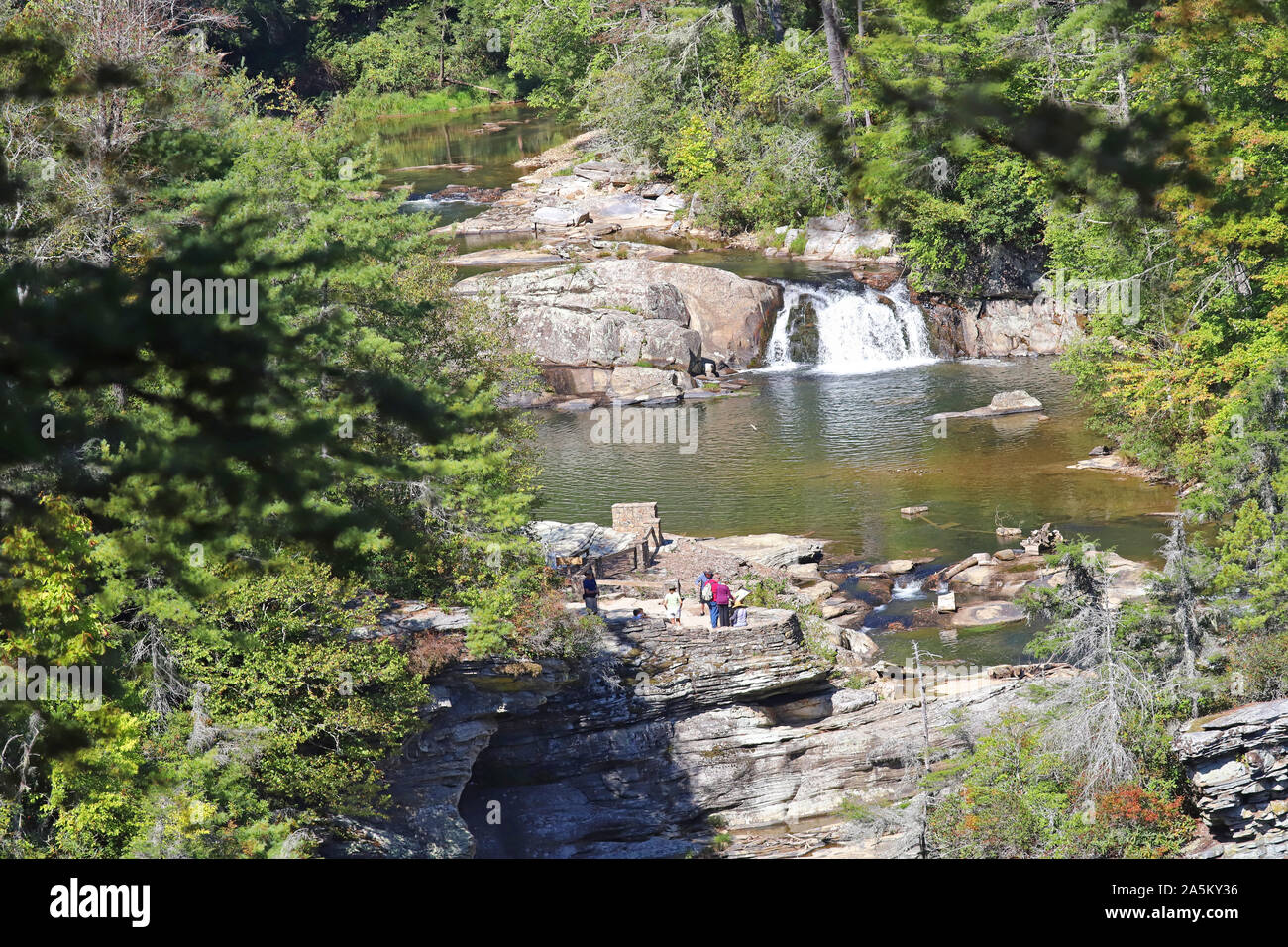 Chutes supérieures à Linville Falls dans les Blue Ridge Mountains de Caroline du Nord. Banque D'Images