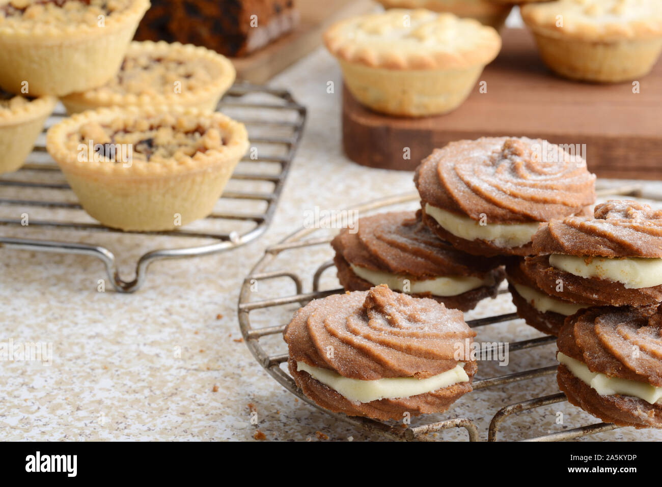 Desserts de Noël avec l'accent sur gingerbread cookies swirl Banque D'Images