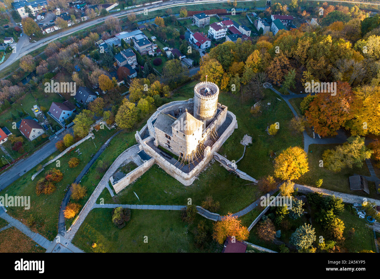 Château gothique médiévale à Bedzin, Haute Silésie, Pologne. Vue aérienne de dessus à l'automne dans la région de sunrise light Banque D'Images