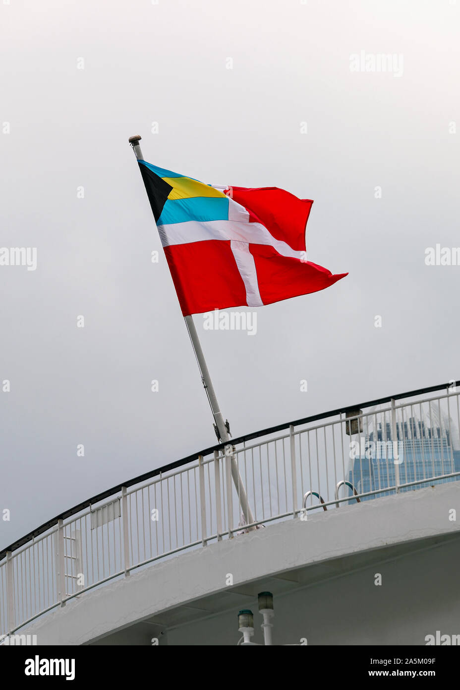 Ensign civile bahamien à Cruiser Ship Banque D'Images
