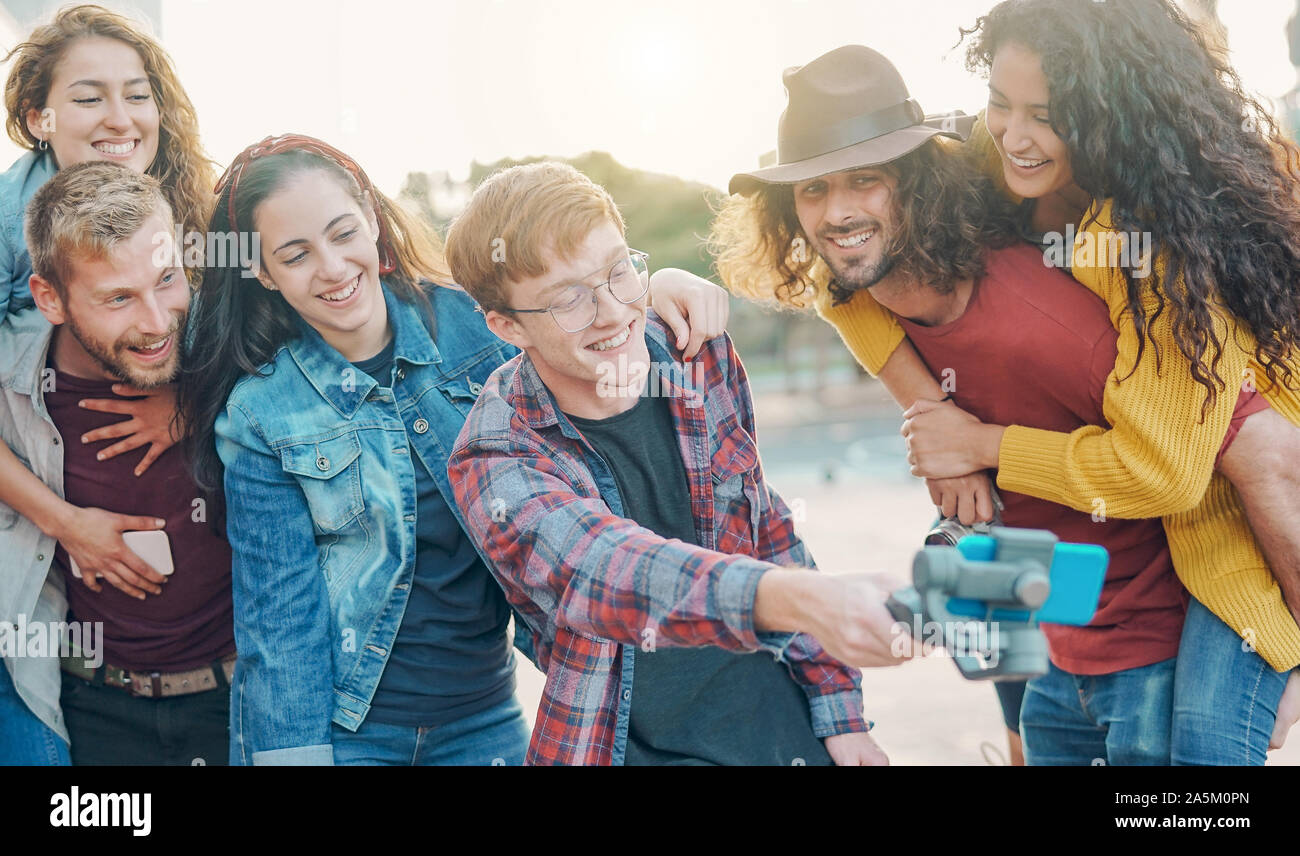 Heureux amis branchés faire video avec l'appareil photo de votre smartphone de cardan dans la ville millénaire - Les jeunes s'amuser avec les nouvelles technologies sur les médias sociaux Banque D'Images