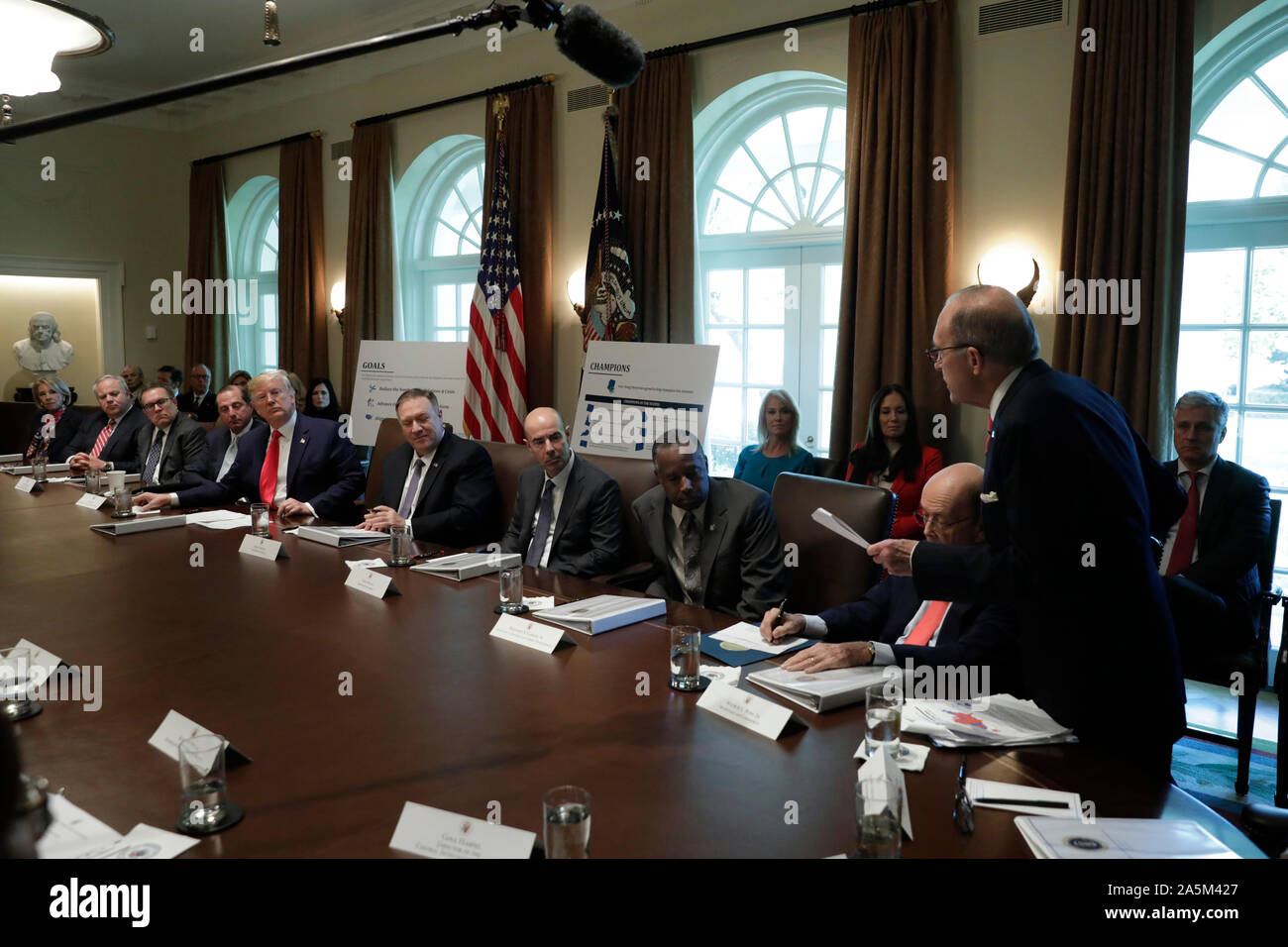 Directeur du Conseil économique national Larry Kudlow parle au président des États-Unis, Donald J. Trump lors d'une réunion du Cabinet à la Maison Blanche à Washington, DC Le 21 octobre 2019. Sur la photo de gauche à droite : le secrétaire de l'éducation Betsy DeVos, secrétaire de l'Intérieur David Bernhardt, administrateur de l'Environmental Protection Agency des États-Unis Andrew Wheeler, secrétaire de la Santé et des Services sociaux (HHS) Alex Azar, le Président, le secrétaire d'Etat américain, Mike Pompeo, secrétaire du Travail Eugene Scalia, Secrétaire du logement et du développement urbain (HUD) Ben Carson, Secrétaire de C Banque D'Images