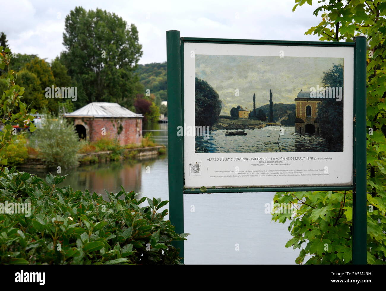 AJAXNETPHOTO. 2019. BOUGIVAL, FRANCE. - La machine de Marly - PANNEAU D'INFORMATION DU PUBLIC L'ALFRED SISLEY PEINTURE 'BARRAGE DE LA MACHINE DE MARLY, 1876' SUR LE SITE OÙ L'ARTISTE FAIT DE LA PEINTURE SUR LES BORDS DE SEINE TH. Vestiges de la 1859 XAVIER DUFRAYER MACHINE DE MARLY DE POMPAGE DANS LA SEINE JUSTE EN AMONT DE LA BOUGIVAL SERRURES QUI L'EAU POMPÉE VERS L'ALIMENTATION DES JARDINS DE VERSAILLES, à côté la D113 LONGEANT LA SEINE EST VISIBLE À GAUCHE DE L'ARRIÈRE-PLAN ; Endroits fréquenté par les artistes impressionnistes du 19ème siècle, Alfred Sisley, Camille PISSARRO, Auguste Renoir, CLAUDE M Banque D'Images
