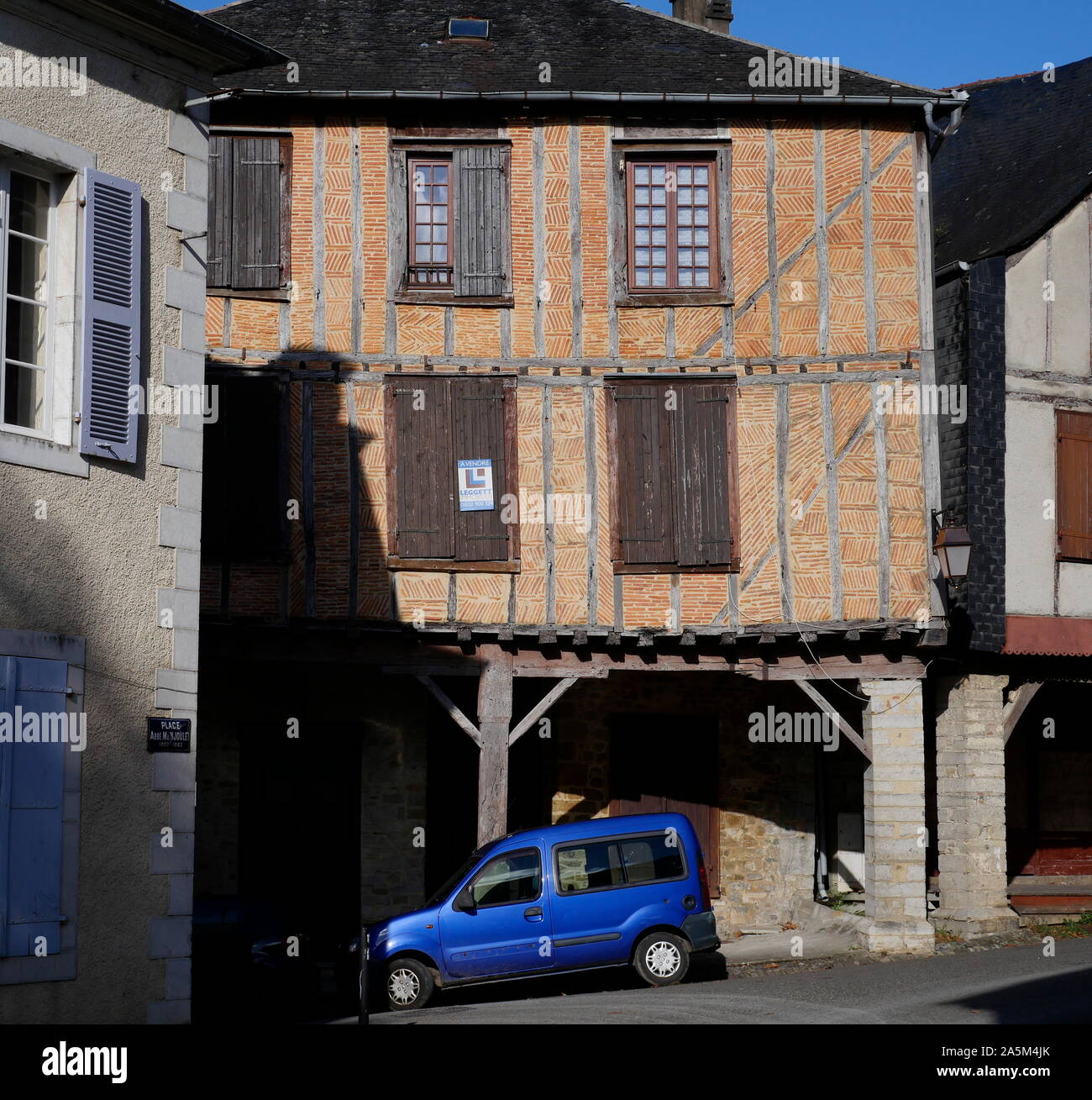 AJAXNETPHOTO. 2019. OLORON SAINTE-MARIE, FRANCE. - 15ème siècle - Façade de maison 15ème siècle en brique rouge et bois maison sur pilotis de bois à ST.CROIX TRIMESTRE AU SOMMET D'UNE COLLINE DONNANT SUR LA VILLE, une commune française, située dans le département pyrénées-atlantiques dans la région du Béarn, SUD OUEST FRANCE. Le 19ème siècle l'artiste impressionniste Edouard Manet s'INSTALLA DANS LE VILLAGE AVEC SA FAMILLE EN 1870. PHOTO:JONATHAN EASTLAND/AJAXREF:GX8__886 191010 Banque D'Images