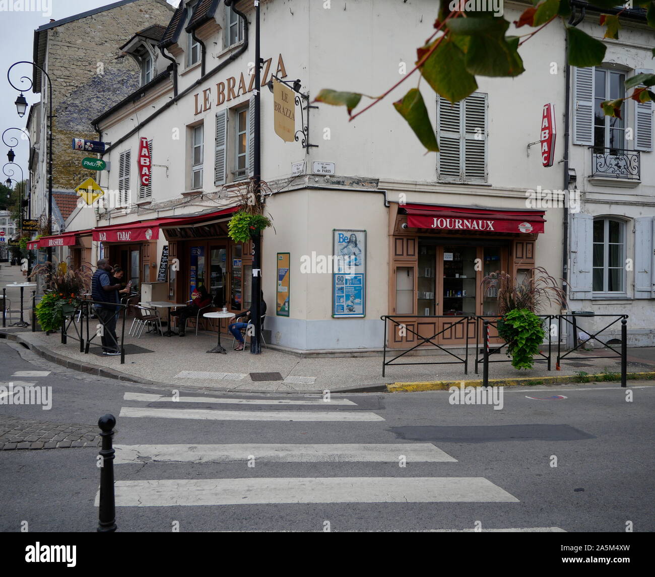 AJAXNETPHOTO. 2019. PORT MARLY, FRANCE. - Café célèbre par ART - CAFE LE BRAZZA À PROXIMITÉ DE LA SEINE, rendue célèbre par le peintre impressionniste Alfred Sisley dans sa peinture 1876 'L'INONDATION UN PORT MARLY'.PHOTO:JONATHAN EASTLAND REF:192609 GX8  563 Banque D'Images