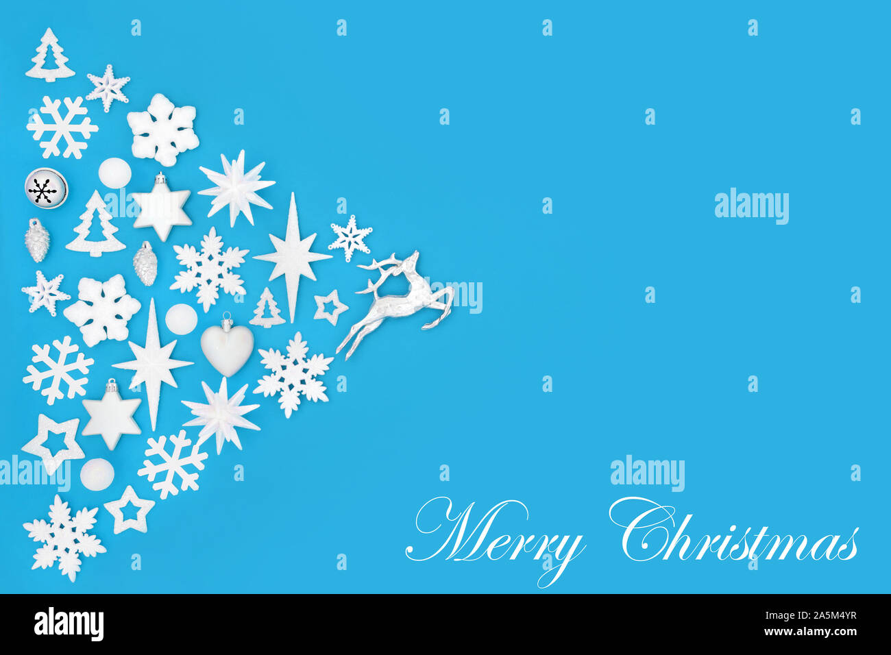 Joyeux Noël résumé fond blanc et argent avec des décorations de l'arbre et les symboles sur bleu avec titre. Thème traditionnel pour les fêtes. Banque D'Images