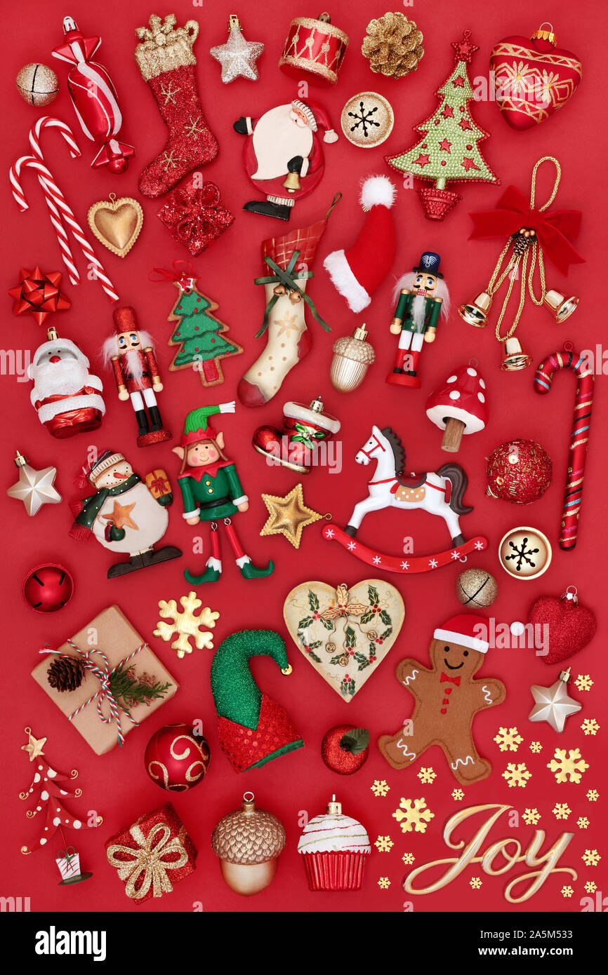 Fond de Noël avec joie l'or signer, des décorations de l'arbre, symboles et ornements sur fond rouge. Thème traditionnel pour les fêtes. Banque D'Images