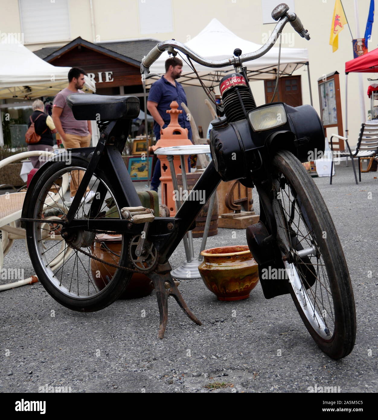 AJAXNETPHOTO. 2019. SOUMOULOU, FRANCE - Français - cyclomoteur classique des années 1960 des années 1970 SOLEX 3800 49CC CYCLOMOTEUR DÉVELOPPÉ VU À L'ANCIENNE ET de bric-à-brac MARCHÉ EN CENTRE-VILLE. PHOTO:JONATHAN EASTLAND/AJAX. REF:191010 GX8  808 Banque D'Images