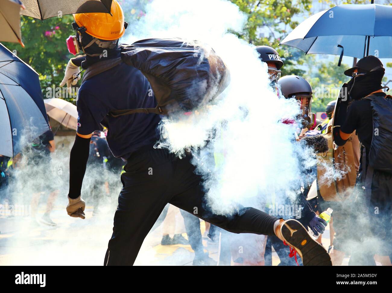 Hong Kong, Chine. 20 Oct, 2019. De violentes émeutes éclatent après un mars non autorisé à Hong Kong le dimanche. Hurl protestataires des cocktails molotov et des briques sur les policiers et vandalisent les entrées de métro, magasins continent chinois et les succursales bancaires. La police de Hong Kong fire salves répétées de gaz lacrymogènes, utilise des balles en caoutchouc et de canons à eau. Gonzales : Crédit Photo/Alamy Live News Banque D'Images