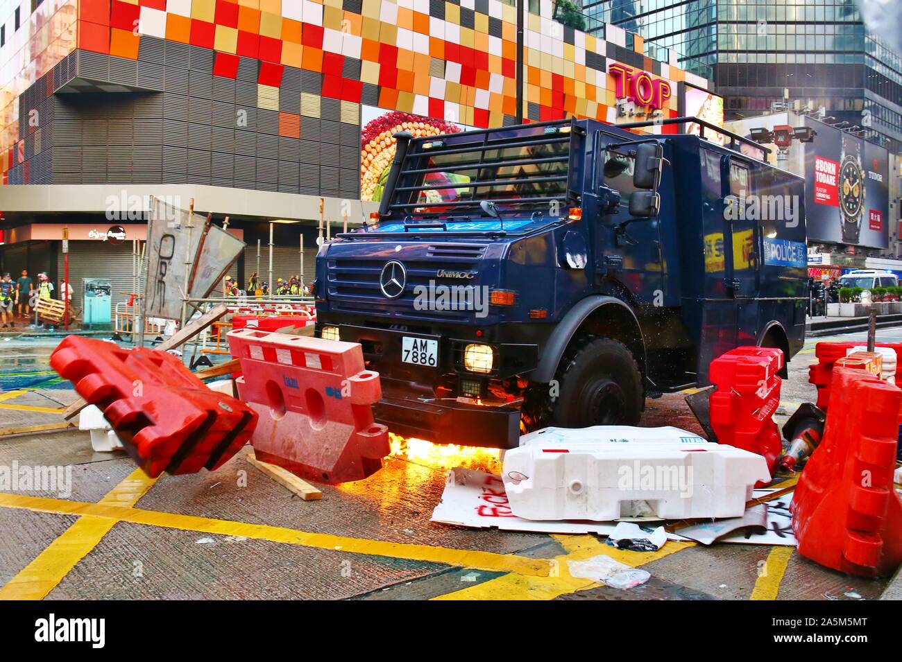 Hong Kong, Chine. 20 Oct, 2019. De violentes émeutes éclatent après un mars non autorisé à Hong Kong le dimanche. Hurl protestataires des cocktails molotov et des briques sur les policiers et vandalisent les entrées de métro, magasins continent chinois et les succursales bancaires. La police de Hong Kong fire salves répétées de gaz lacrymogènes, utilise des balles en caoutchouc et de canons à eau. Gonzales : Crédit Photo/Alamy Live News Banque D'Images