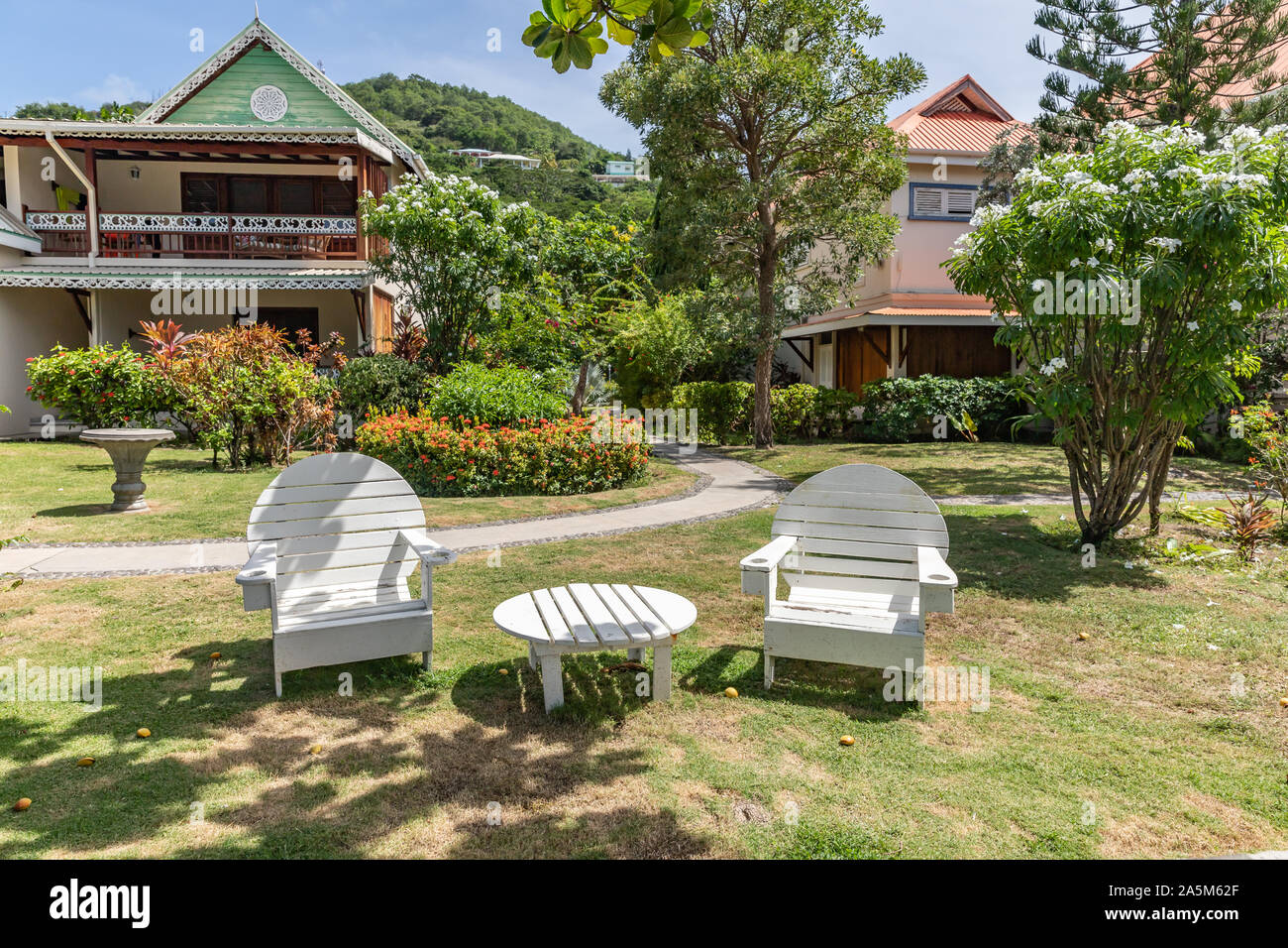 Saint Vincent et les Grenadines, cour avec table et chaises dans Admiralty Bay, Bequia Banque D'Images